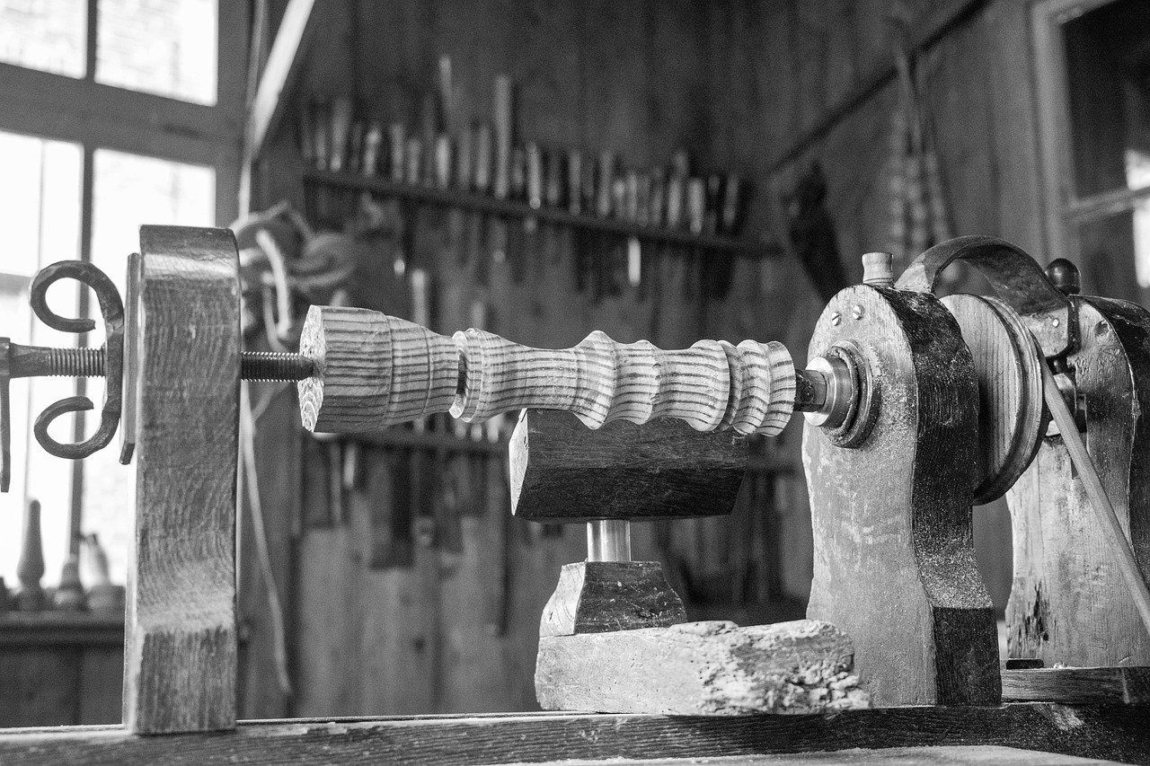 An Introduction to Woodturning Lathes and Tools